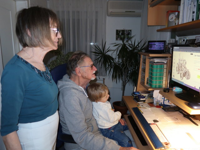 Mama, Papa und Nils im Haus meiner Eltern