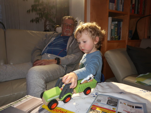 Papa und Nils im Haus meiner Eltern