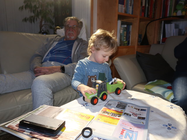 Papa und Nils im Haus meiner Eltern