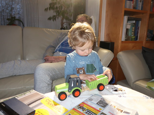 Papa und Nils im Haus meiner Eltern