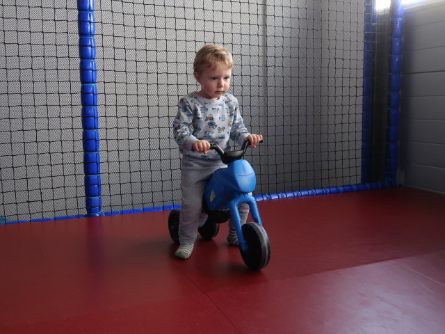 Nils auf der Auto-Rutschbahn