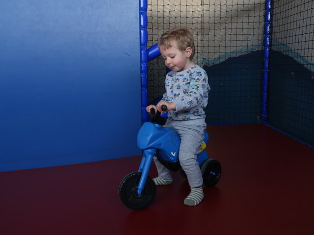 Nils auf der Auto-Rutschbahn