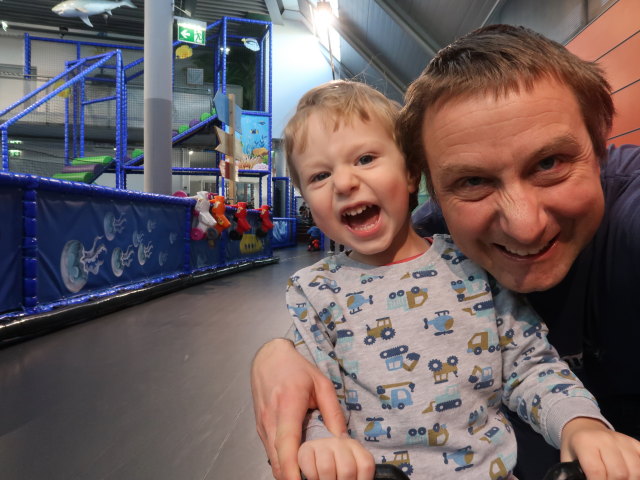 Nils und ich auf der Auto-Rutschbahn