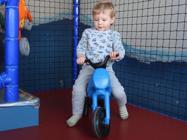 Nils auf der Auto-Rutschbahn