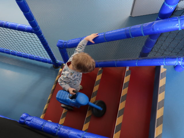 Nils auf der Auto-Rutschbahn