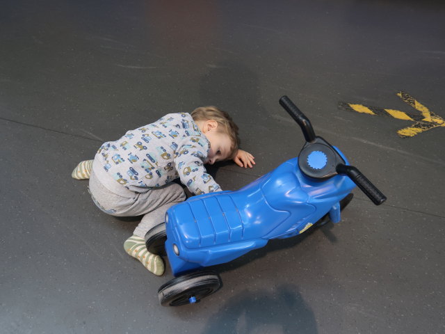 Nils auf der Auto-Rutschbahn