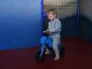 Nils auf der Auto-Rutschbahn