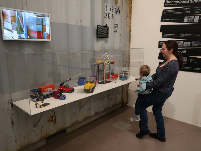 Nils und Sabine in der Dauerausstellung 'Mobilit&auml;t'