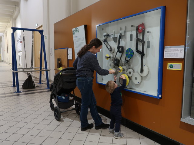 Sabine und Nils in der Dauerausstellung 'Energie'