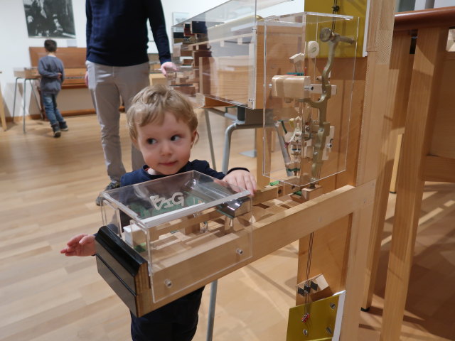 Nils in der Dauerausstellung 'Musikinstrumente'