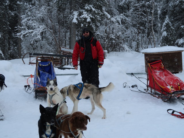 Markus in der Basis von Arctic Dogsled Adventure in Laxforsen (20. Feb.)