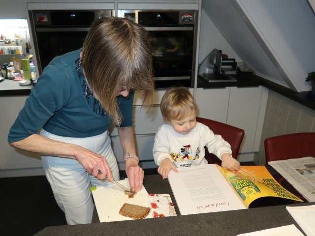 Mama und Nils im Haus meiner Eltern