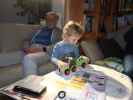 Papa und Nils im Haus meiner Eltern