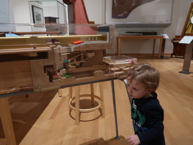 Nils in der Dauerausstellung 'Musikinstrumente'