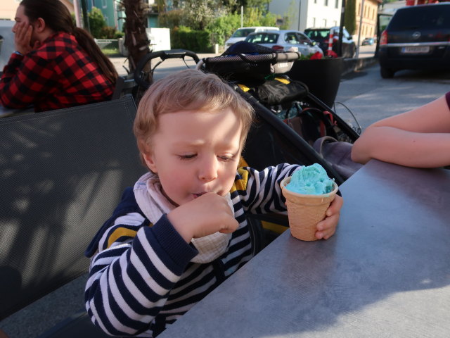 Nils in der Gelateria Mondi in Pressbaum