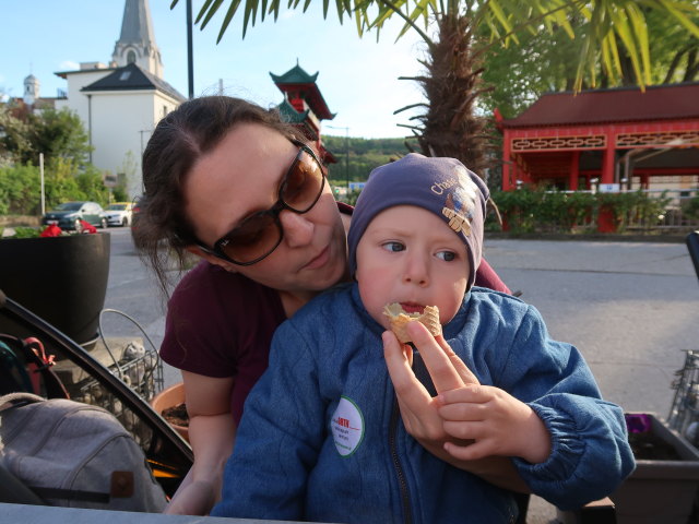 Sabine und Nils in der Gelateria Mondi in Pressbaum