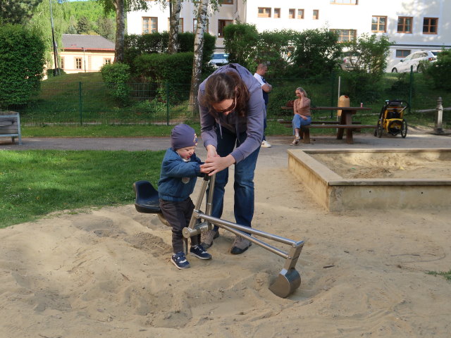 Nils und Sabine am Spielplatz in Pressbaum
