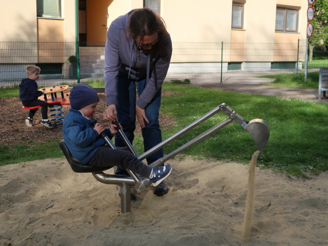 Nils und Sabine am Spielplatz in Pressbaum