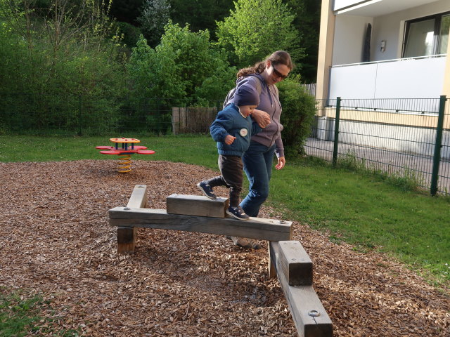 Nils und Sabine am Spielplatz in Pressbaum