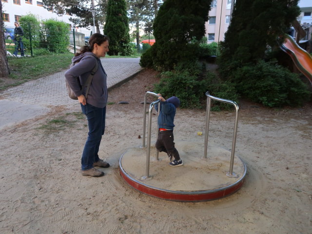 Sabine und Nils am Spielplatz in Pressbaum
