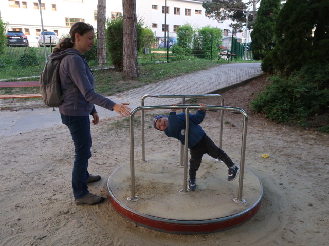 Sabine und Nils am Spielplatz in Pressbaum