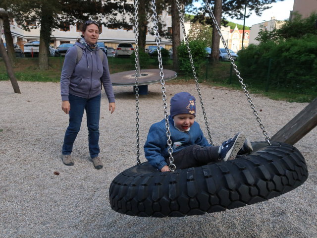 Sabine und Nils am Spielplatz in Pressbaum