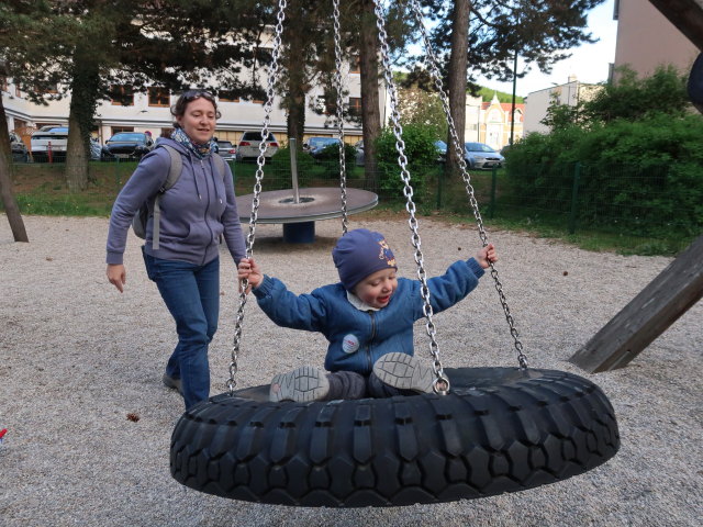 Sabine und Nils am Spielplatz in Pressbaum