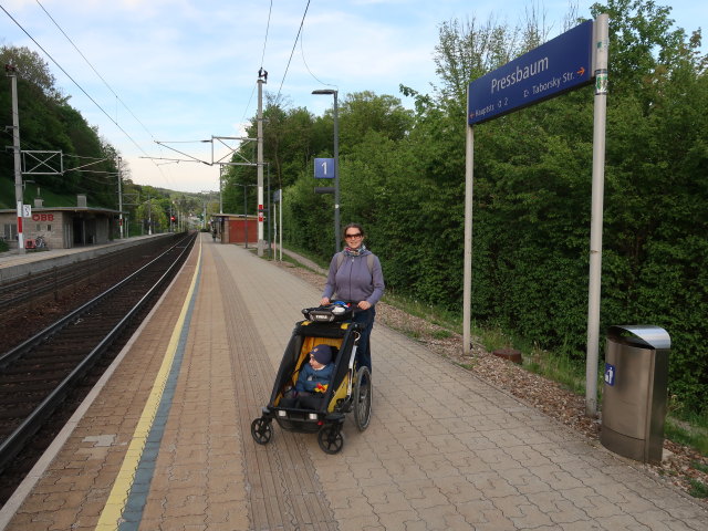 Nils und Sabine am Bahnhof Pressbaum, 326 m