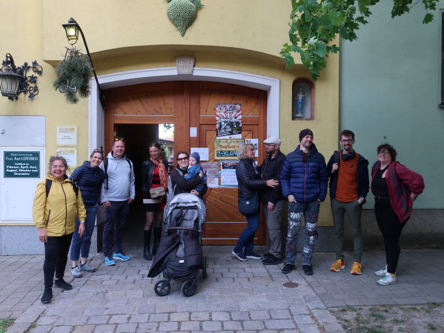 Silvana, Klara, Peter, Julia, Sabine, Nils, ?, Markus, ?, ? und ? beim Buschenschank Lentner