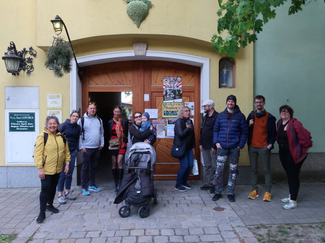 Silvana, Klara, Peter, Julia, Sabine, Nils, ?, Markus, ?, ? und ? beim Buschenschank Lentner