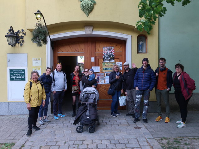 Silvana, Klara, Peter, Julia, Sabine, Nils, ?, Markus, ?, ? und ? beim Buschenschank Lentner