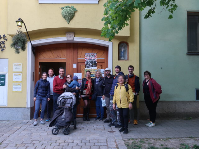 Klara, Peter, ich, Sabine, Nils, Julia, ?, Markus, ?, Silvana, ? und ? beim Buschenschank Lentner