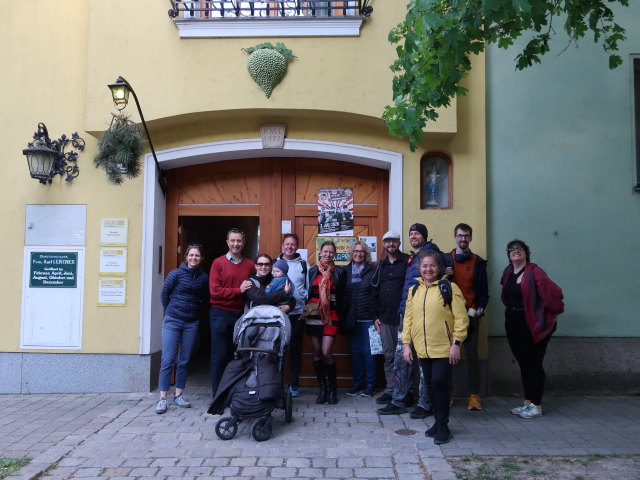 Klara, ich, Sabine, Nils, Peter, Julia, ?, Markus, ?, Silvana, ? und ? beim Buschenschank Lentner