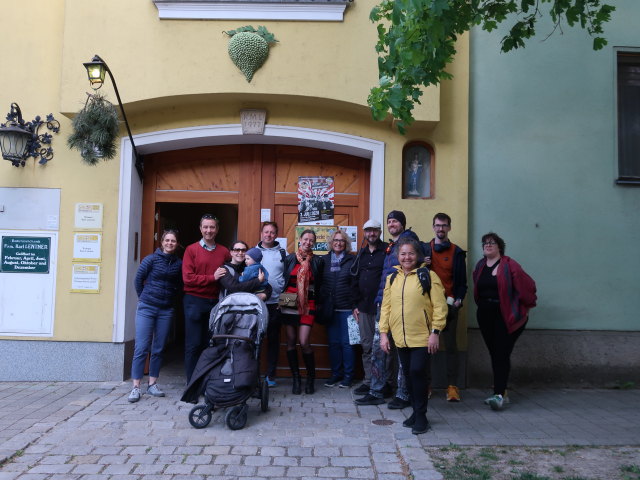 Klara, ich, Sabine, Nils, Peter, Julia, ?, Markus, ?, Silvana, ? und ? beim Buschenschank Lentner