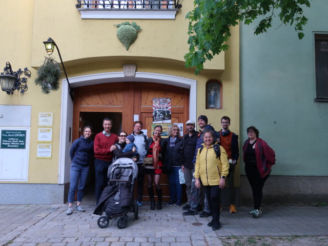Klara, ich, Sabine, Nils, Peter, Julia, ?, Markus, ?, Silvana, ? und ? beim Buschenschank Lentner