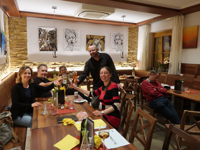 Michaela, Udo, Silvana, Markus, Julia und ich im Buschenschank Lentner