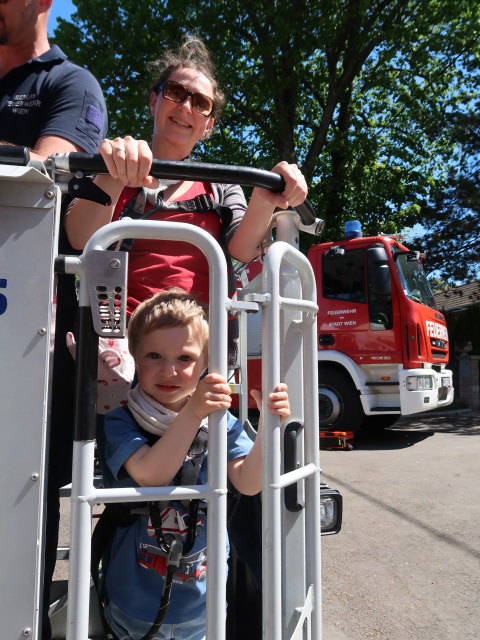 Nils und Sabine bei der Feuerwache S&uuml;&szlig;enbrunn