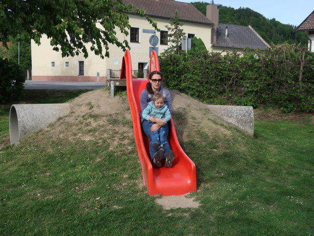 Sabine und Nils am Spielplatz Scheiblingkirchen, 373 m