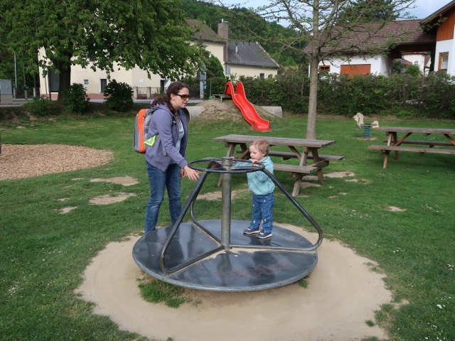 Sabine und Nils am Spielplatz Scheiblingkirchen, 373 m
