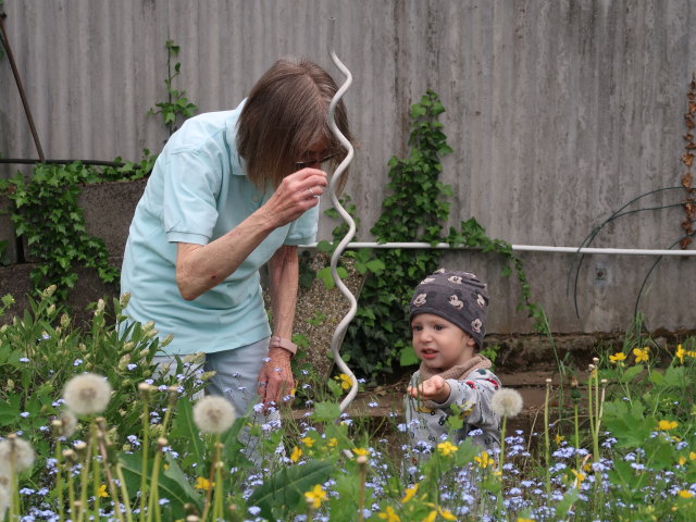 Mama und Nils im Garten meiner Eltern