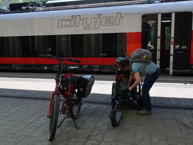 Nils und Sabine im Bahnhof Melk, 231 m (8. Mai)