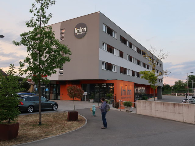 Nils und Sabine beim I'm Inn Hotel in Wieselburg (8. Mai)