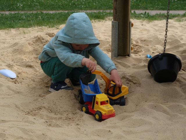 Nils am Spielplatz T&ouml;pperpark in Scheibbs (9. Mai)