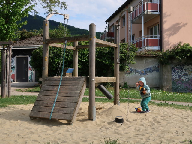Nils am Spielplatz T&ouml;pperpark in Scheibbs (9. Mai)