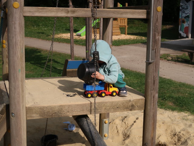 Nils am Spielplatz T&ouml;pperpark in Scheibbs (9. Mai)