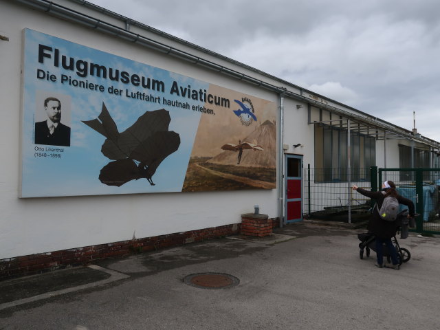 Sabine beim Flugmuseum Aviaticum