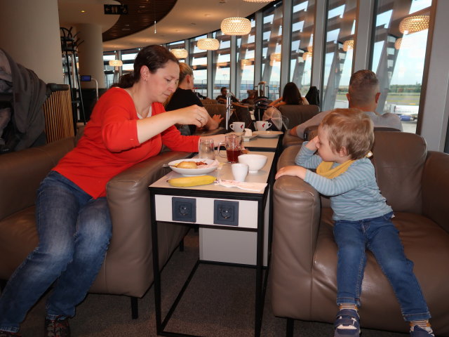 Sabine und Nils in der Vienna Lounge am Flughafen Wien-Schwechat, 179 m (21. Mai)