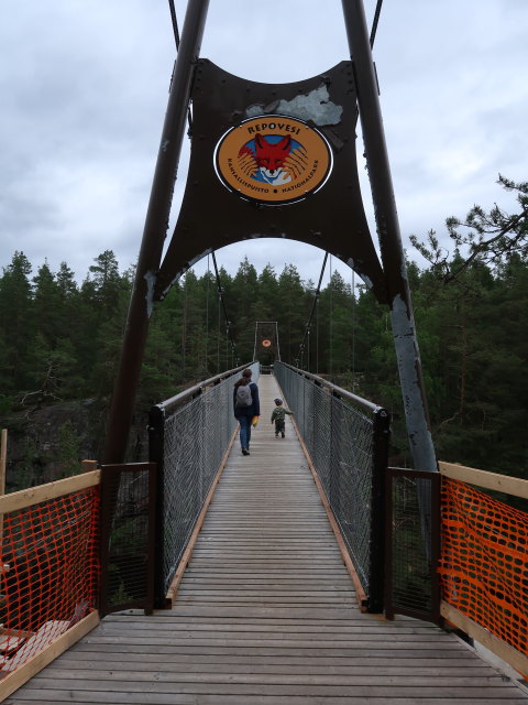 Sabine und Nils auf der Lapinsalmen Silta im Repoveden Kansallispuisto (24. Mai)