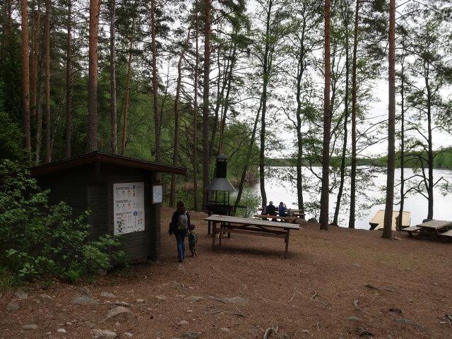 Sabine und Nils in Lapinsalmi im Repoveden Kansallispuisto (24. Mai)