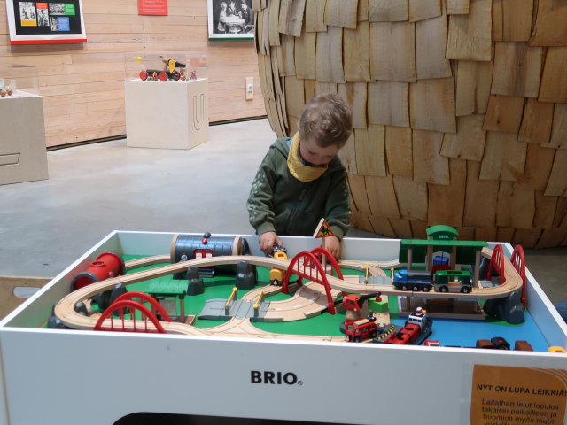 Nils in der Sonderausstellung 'Leikki&auml;h&auml;n t&auml;m&auml; vaan on' im Suomen Mets&auml;museo Lusto (25. Mai)